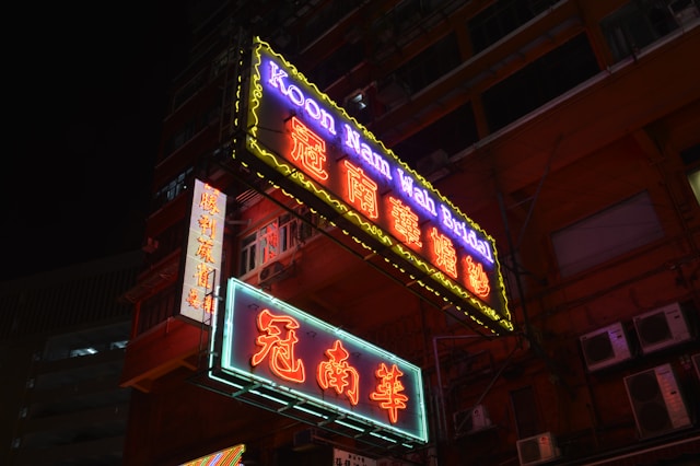 Effective Strategies for Utilizing Custom Signs in Business Promotion